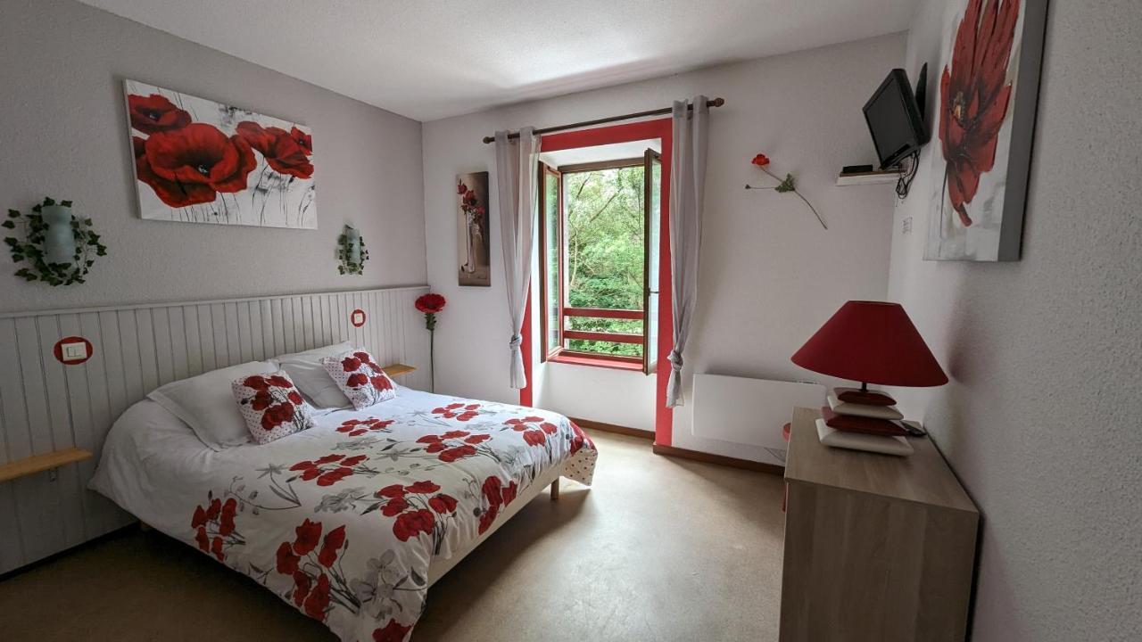 Chambres D'Hotes Les Lits Des Fees Saint-Floret Exterior photo